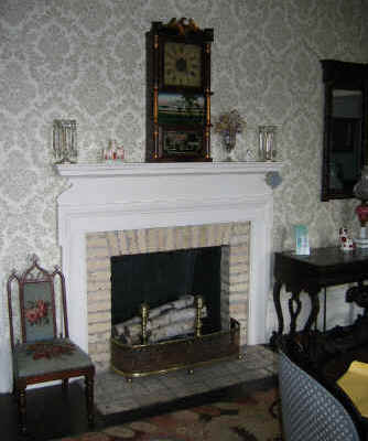 Benjamin-Church-House-Fireplace.jpg (17103 bytes)